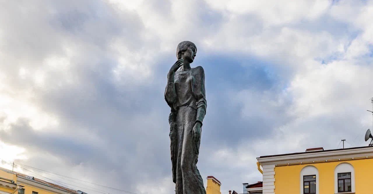 Великие женщины Санкт‑Петербурга (Место сбора у гостиницы «Октябрьская»)