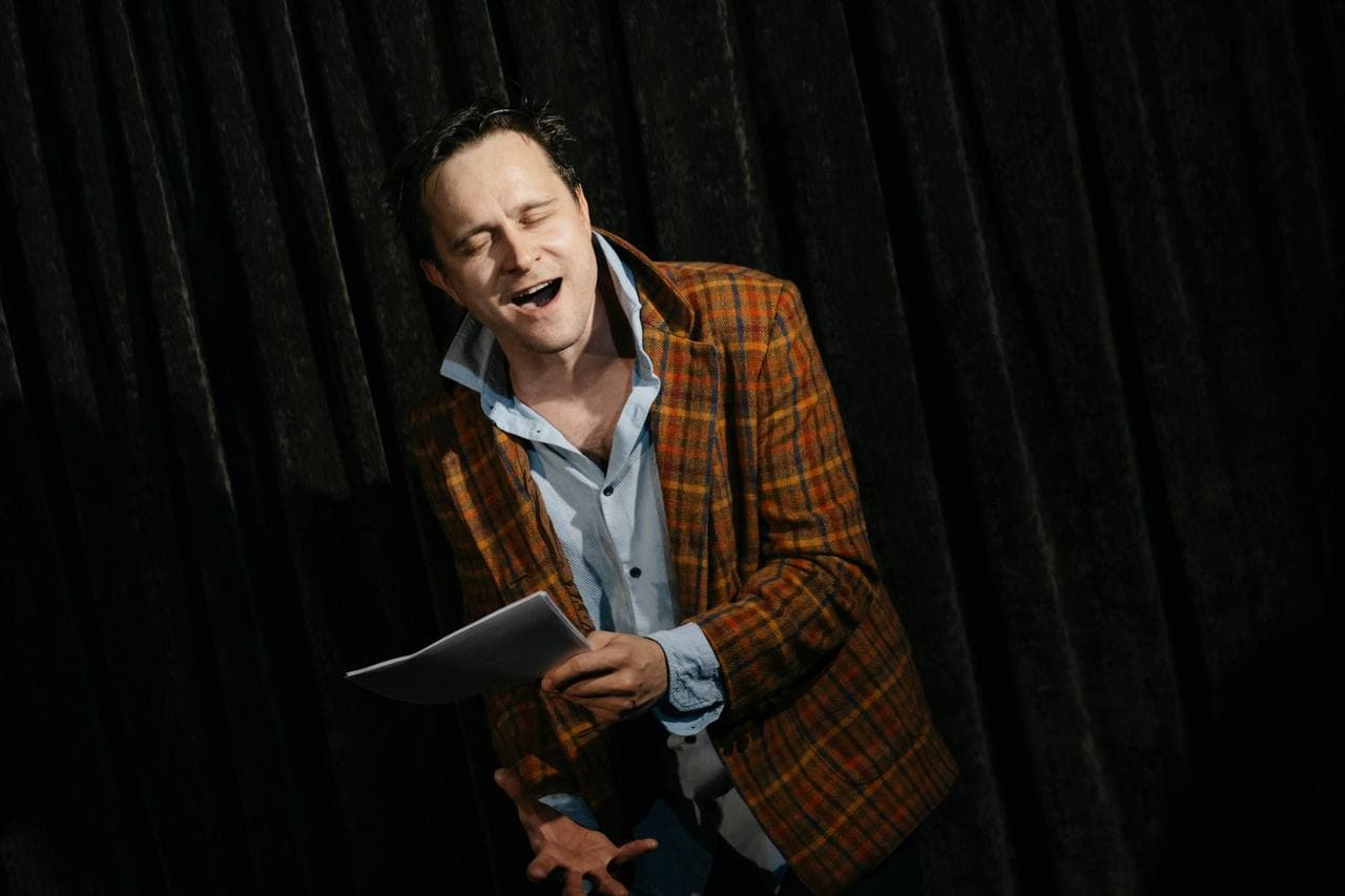 Алексей Комаревцев. Паша читает (Шум)