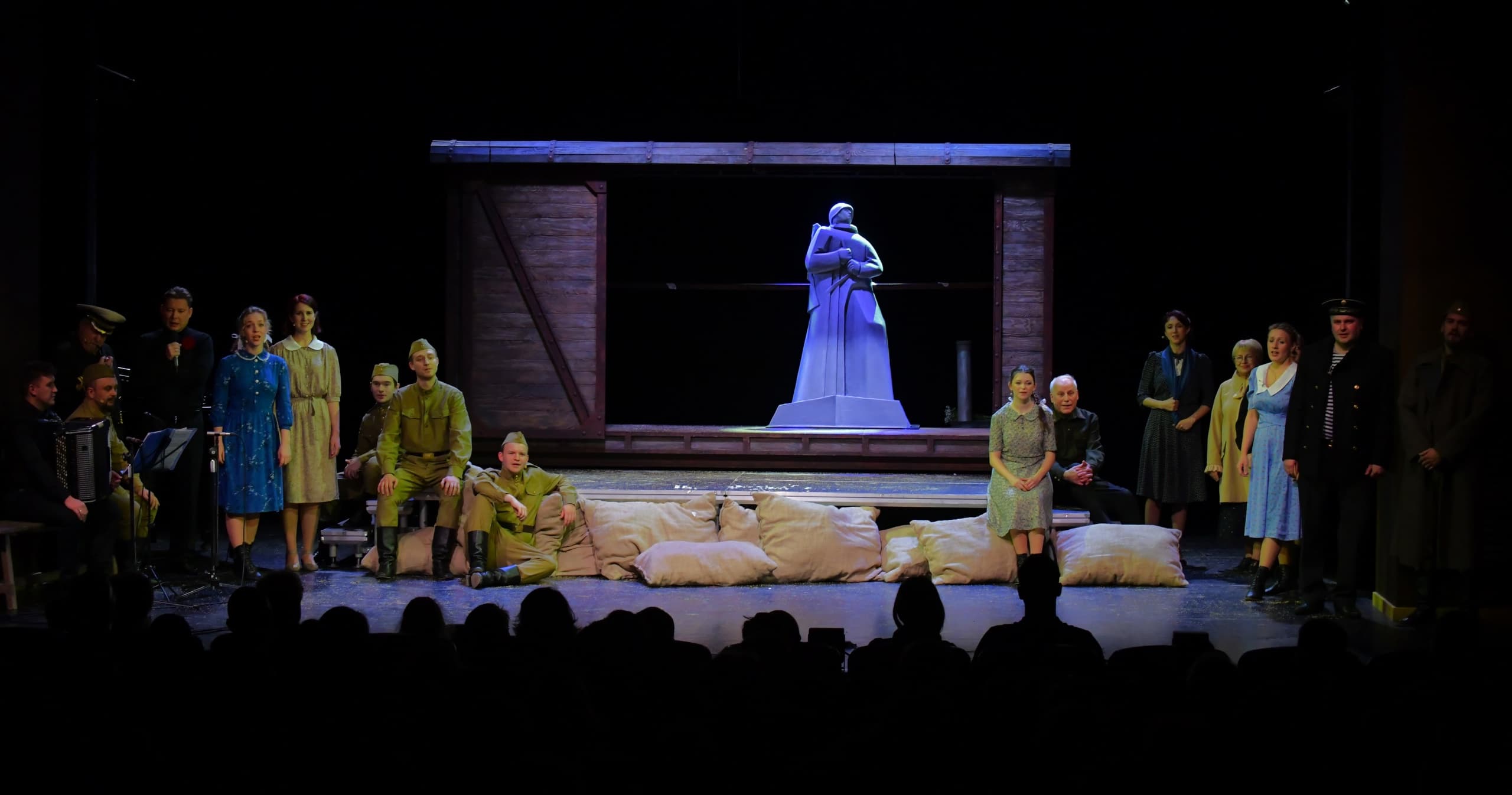 Стоит над горою Алёша (Театр кукол)