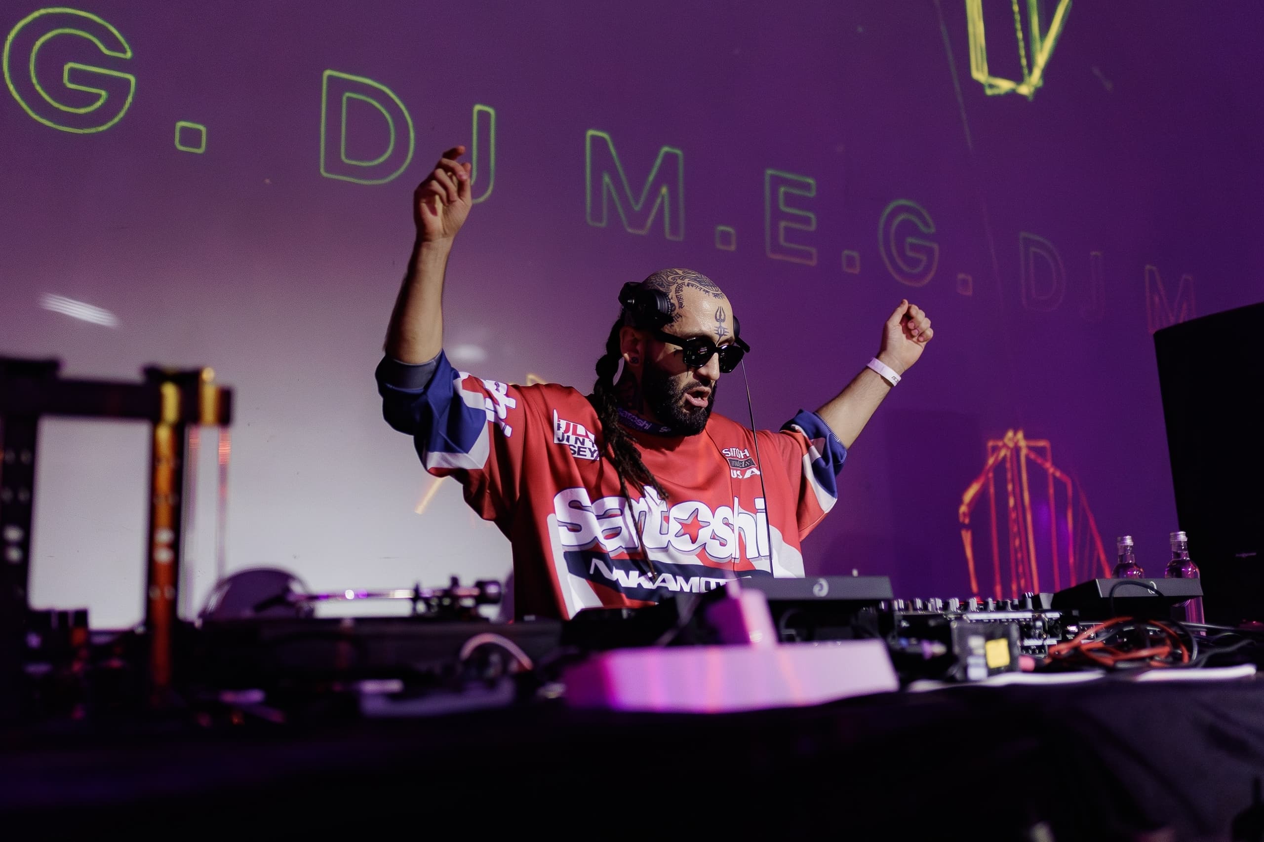 Dj Meg (Commode)