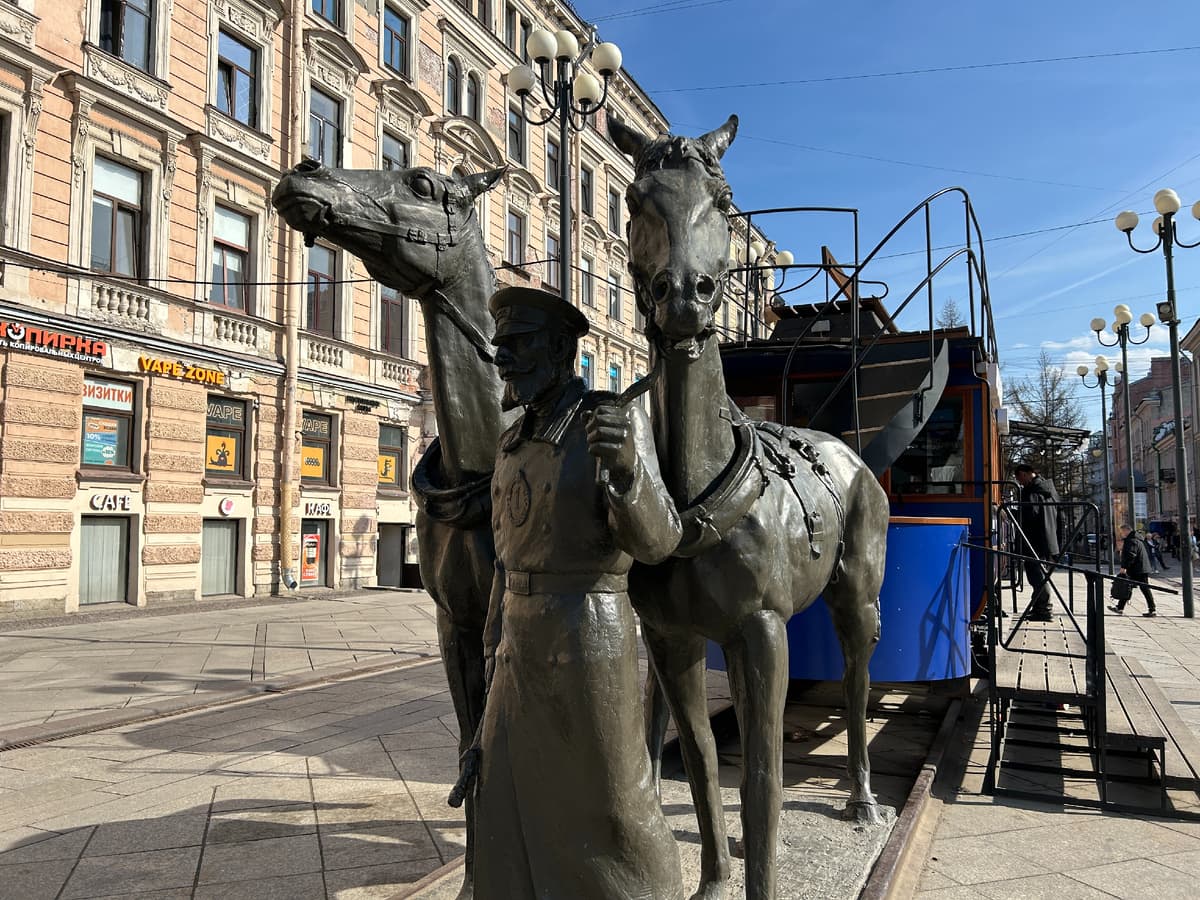 Экскурсия по дворам и парадным Васильевского острова (Станция метро «Василеостровская»)