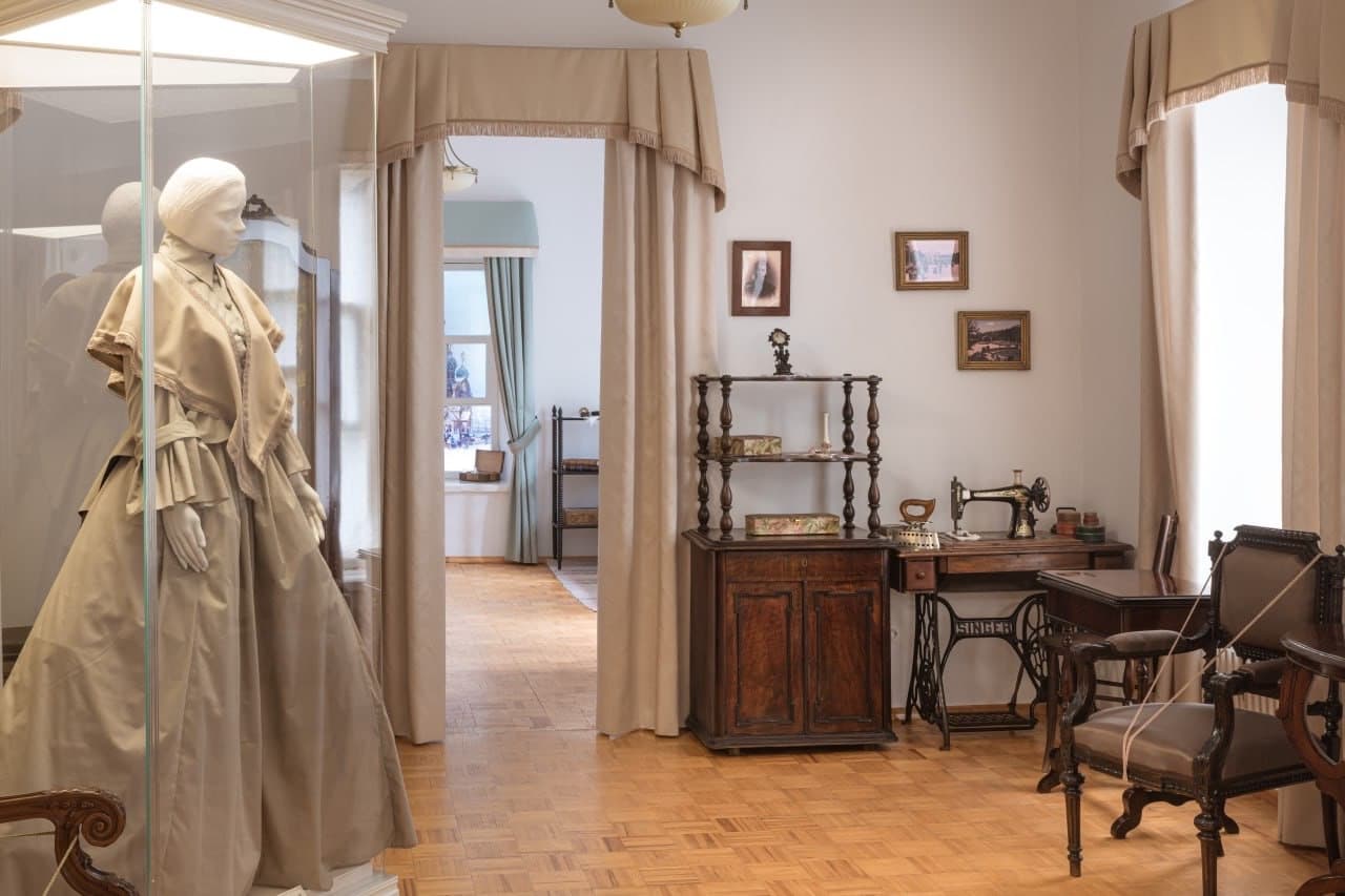 Героини  XIX века (Музей романа «Братья Карамазовы»)