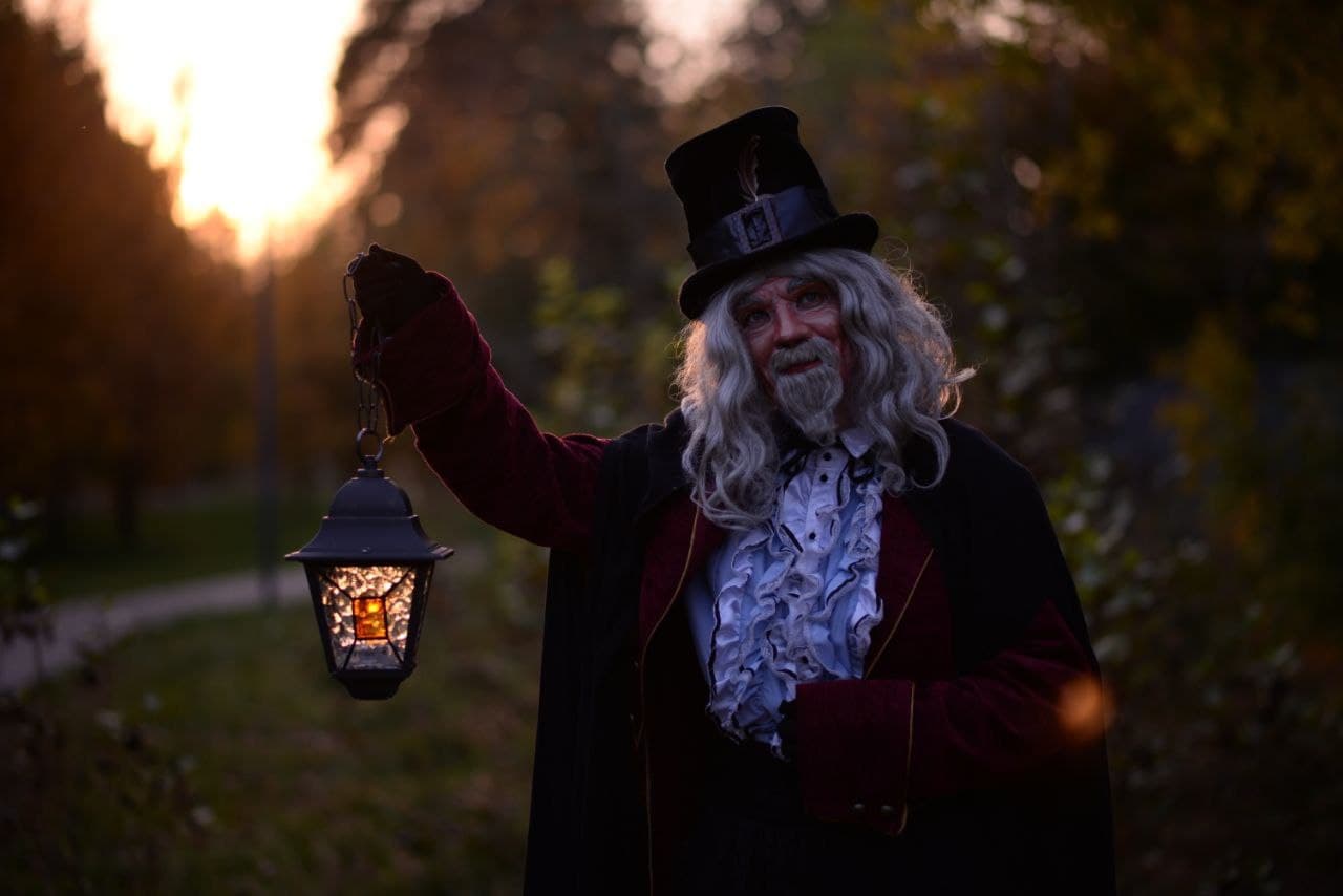 Блистательный центр с фонарщиком Фаролеро (Фаролеро. Театральная)