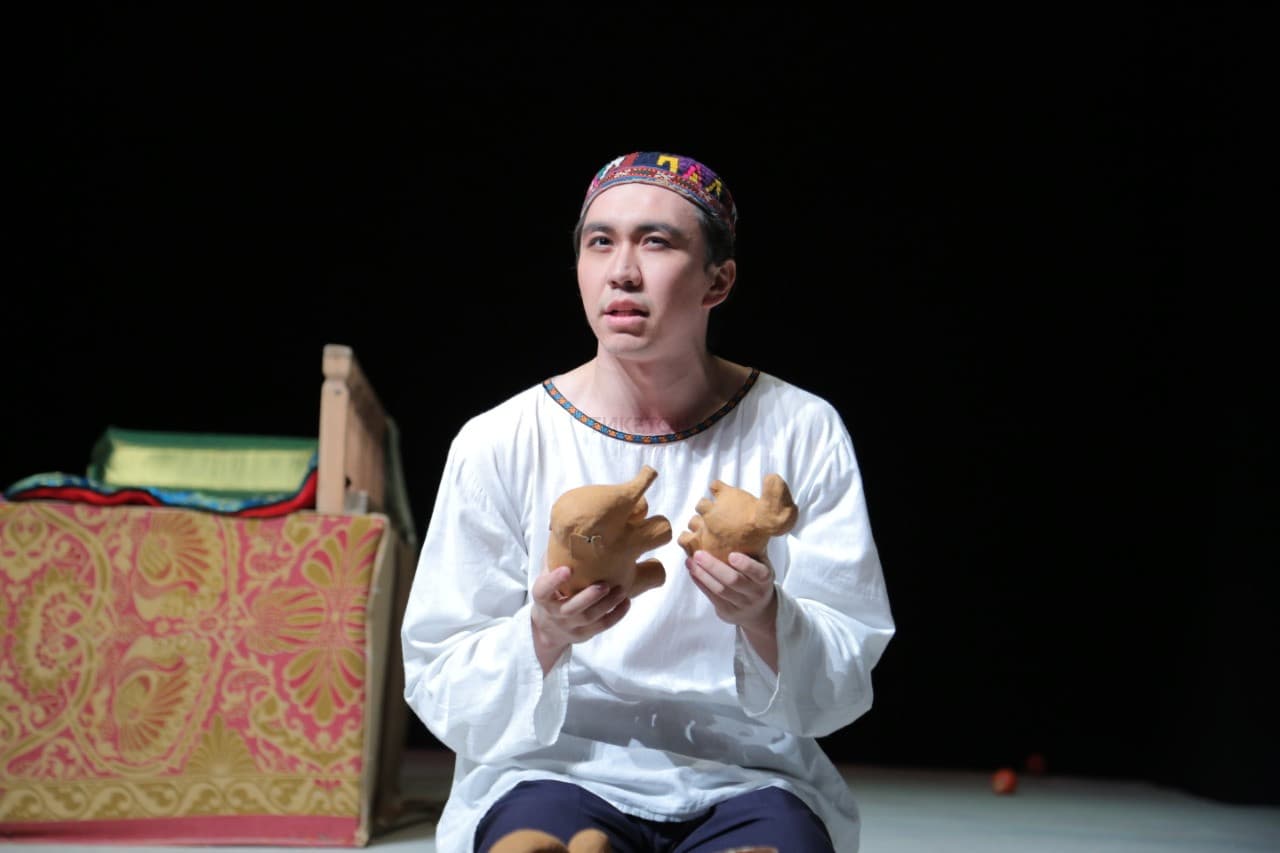 Қызыл алма (Музыкально-драматический театр им. Куанышбаева)