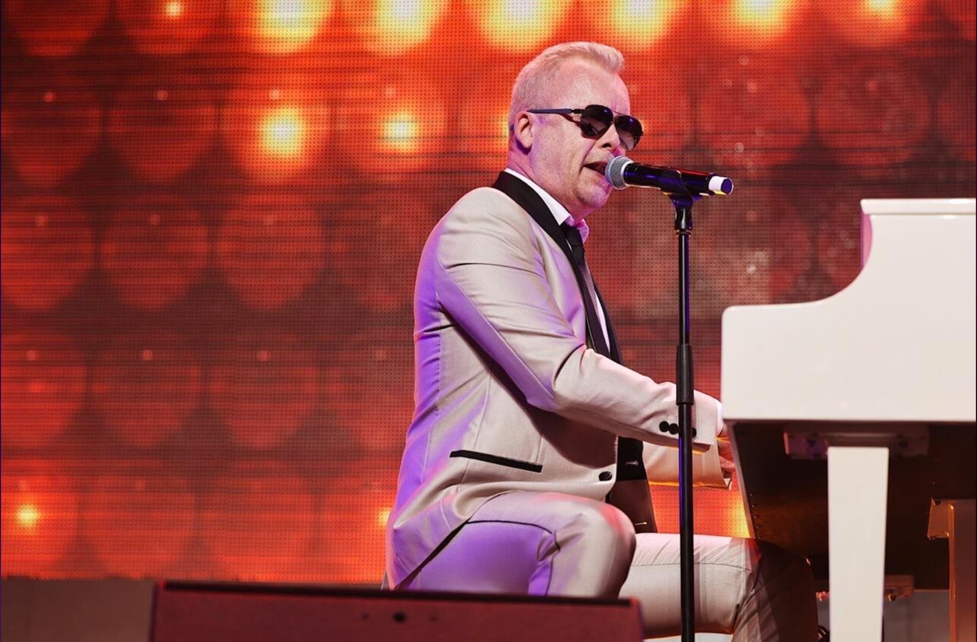 Рок-н-ролл шоу Дениса Мажукова (Rhythm & Blues Cafe)