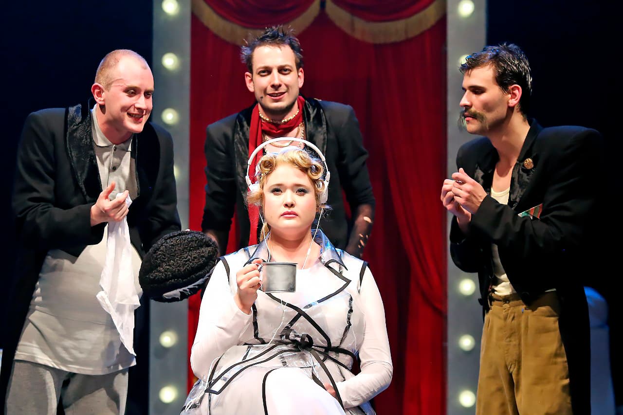 Трое на качелях (Театр на Васильевском)