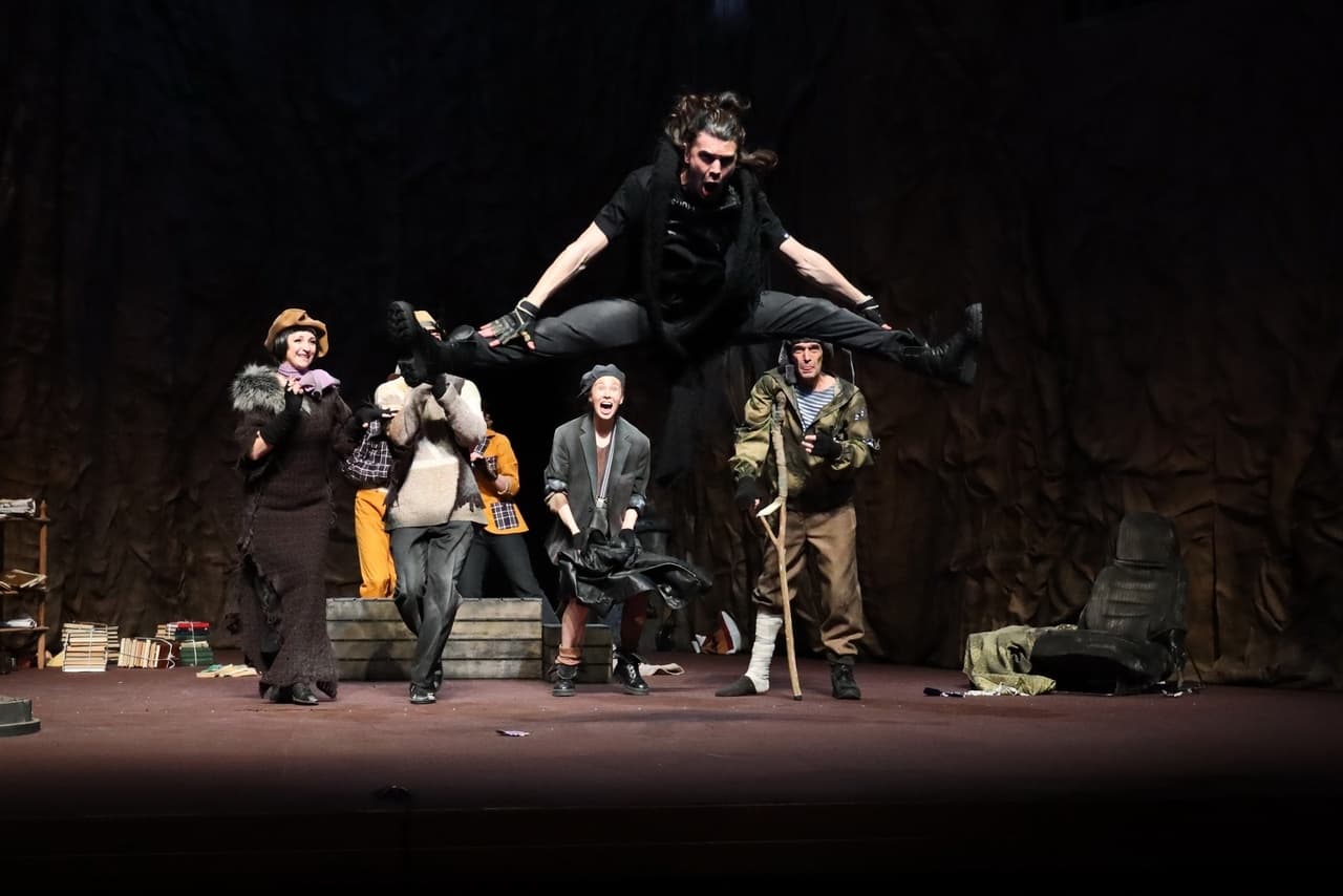 Собаки (Драматический театр им. Ершова)