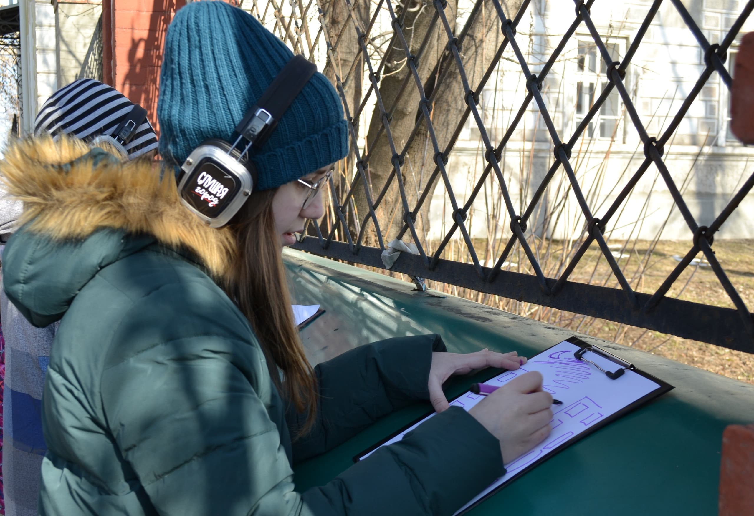 Дух города (ТРЦ «Разгуляй». Крыльцо левого входа)