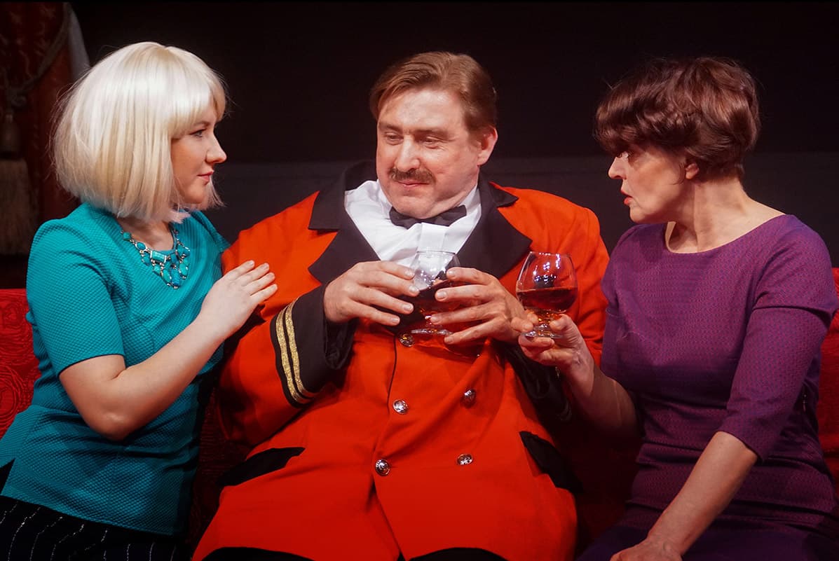 Дверь в смежную комнату (ДК Челябинского металлургического комбината)