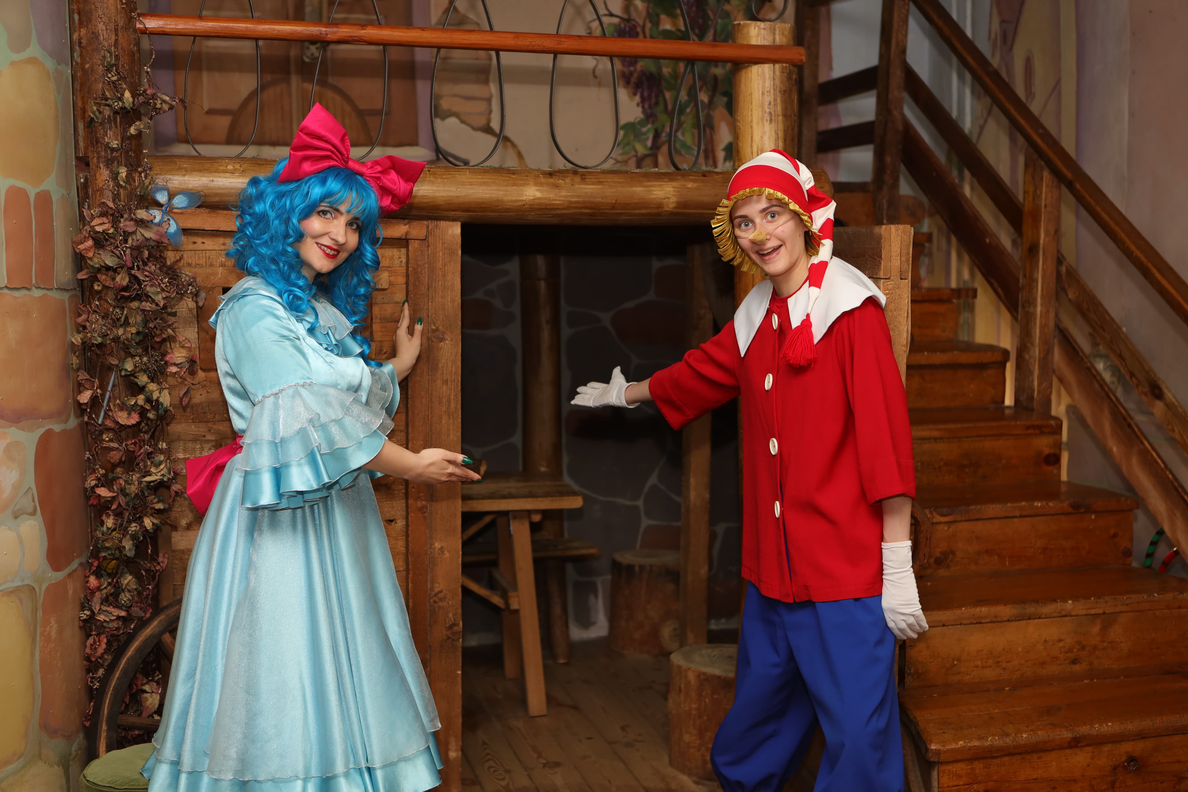 Буратино и Мальвина встречают гостей (Буратино-Пиноккио)