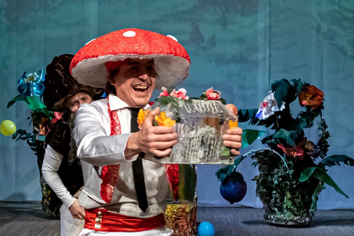 Жили-были две лисички (Новый художественный театр)