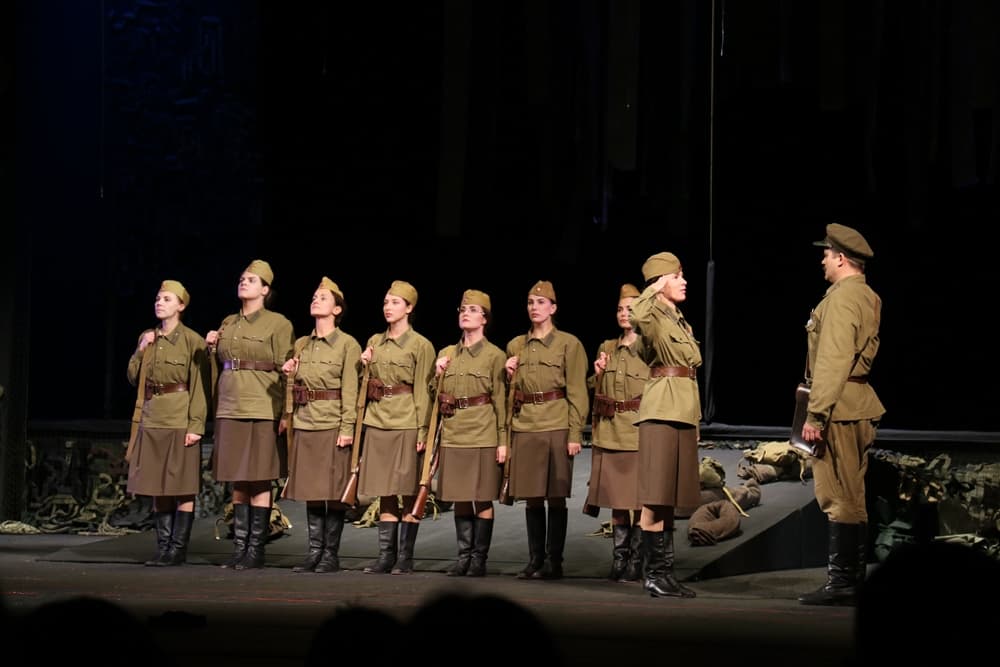 А зори здесь тихие... (Драматический театр им. Грибоедова)