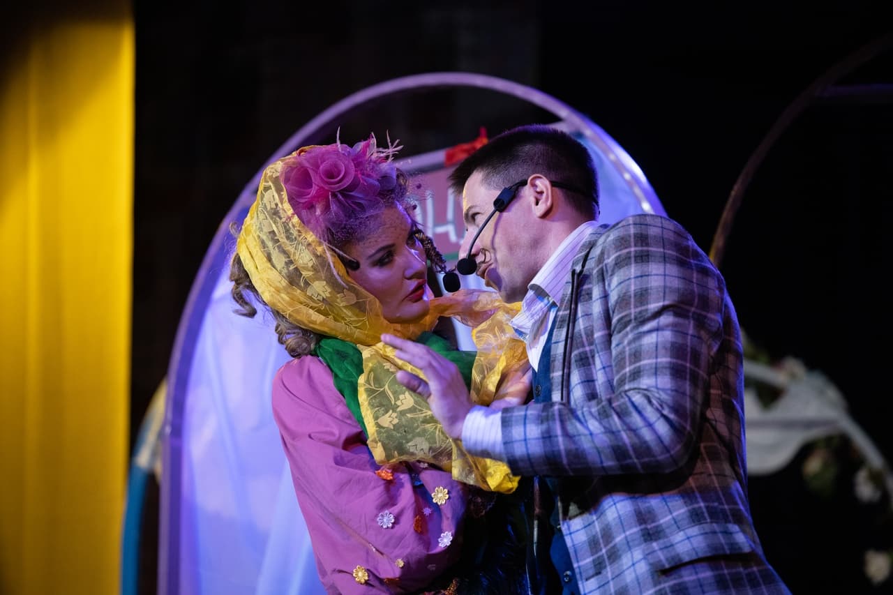 За двумя зайцами (Казачий театр)