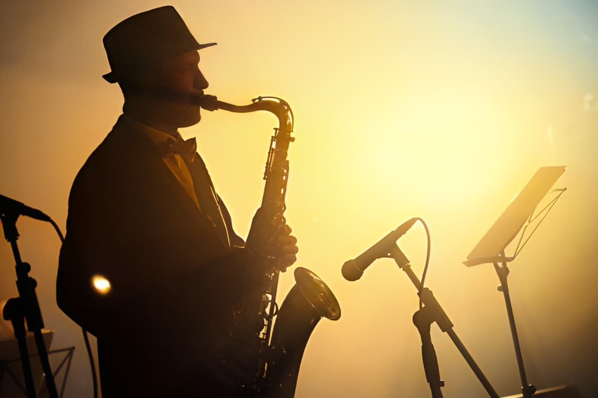 Свинг, интеллектуальный джаз, би-боп и баллады (Утомлённые солнцем)