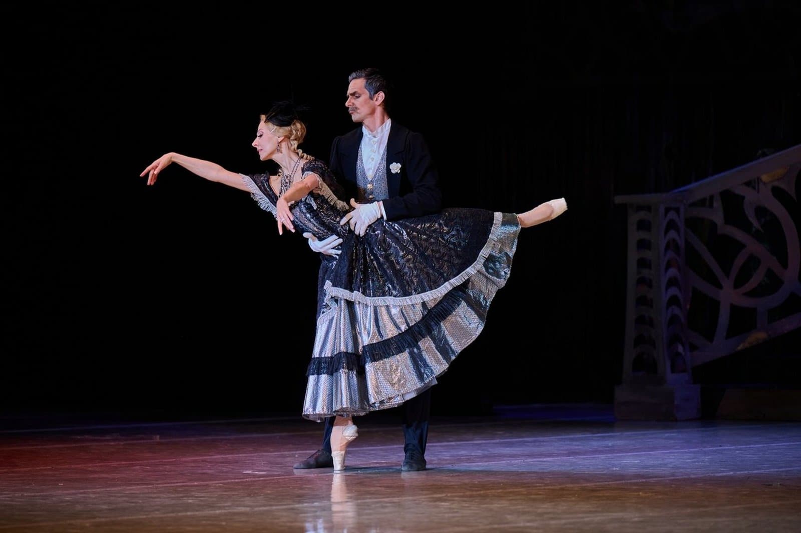 Дама с камелиями (Драматический театр им. Кирова)