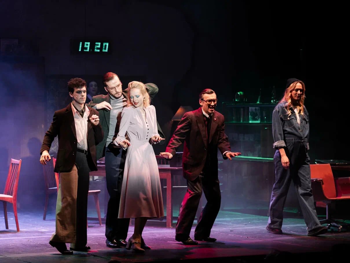 Бэтмен против Брежнева (Театр на Бронной)