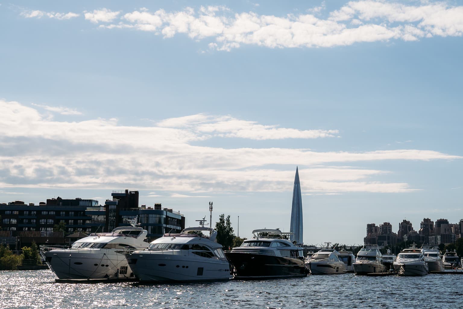 От Петроградки вдоль Северных островов (Пристань около памятника «Погибшим от коронавируса медикам»)