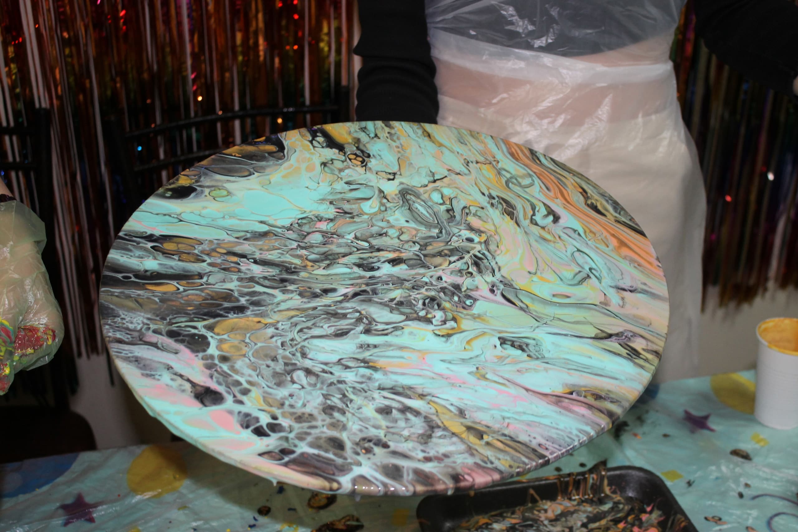 Создание интерьерной картины в стиле FluidArt на холсте (Арт-студия в Фокусе)