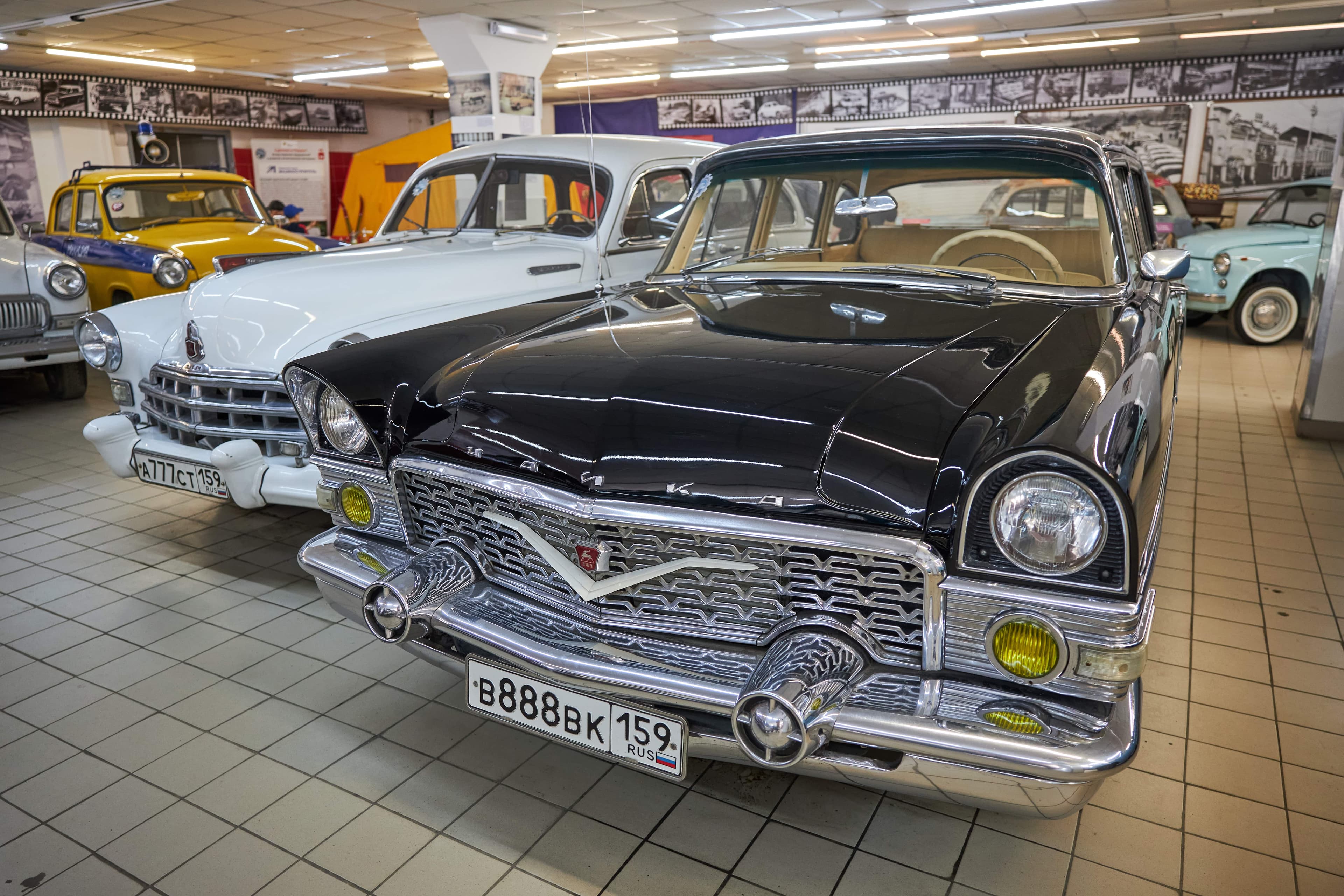 Выставка ретро автомобилей (Ретро-Гараж)