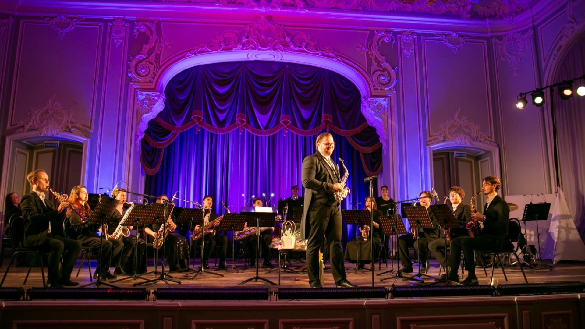 Мировые шедевры на саксофонах при свечах (Центр искусства и музыки библиотеки им. Маяковского)