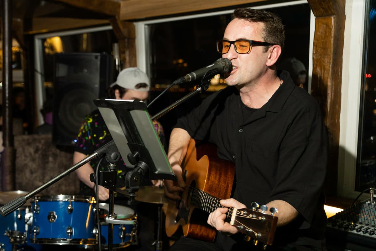 Музыкальная легенда Петербурга — фильм «Брат» (Теплоход Rock Hit Neva (Набережная Макарова))