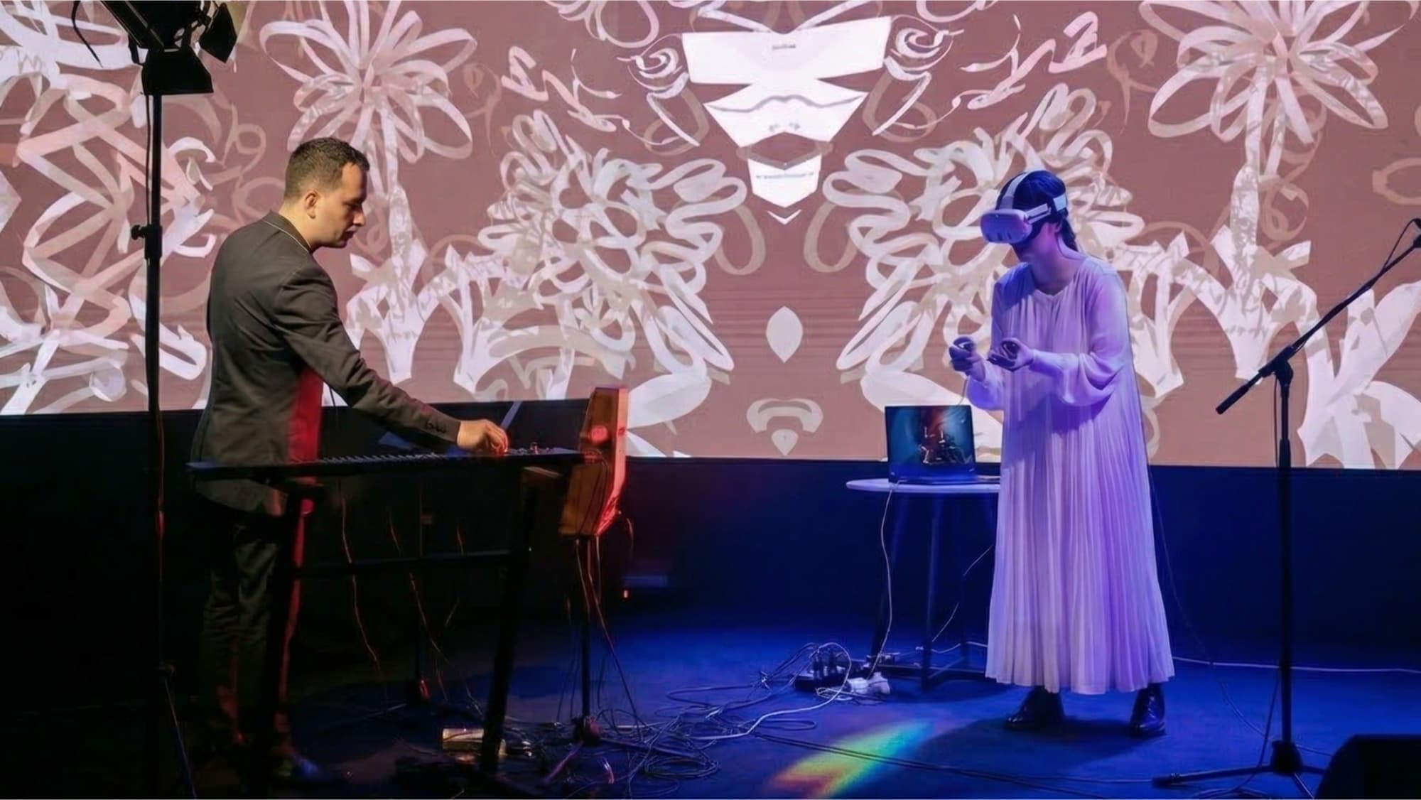 Пётр Термен и Надежда Бей. Магнетизмы: бесконтактный перформанс (Центр современного искусства им. Сергея Курёхина)