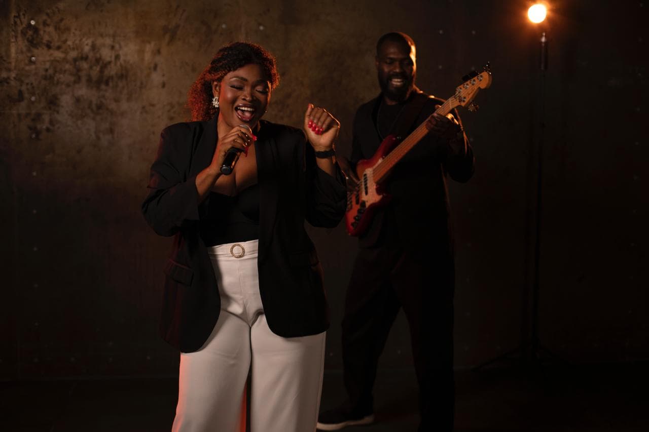 Джиа и Алгоритм бэнд. Винтажный джаз на панорамной крыше при свечах (Крыша на Цветном)