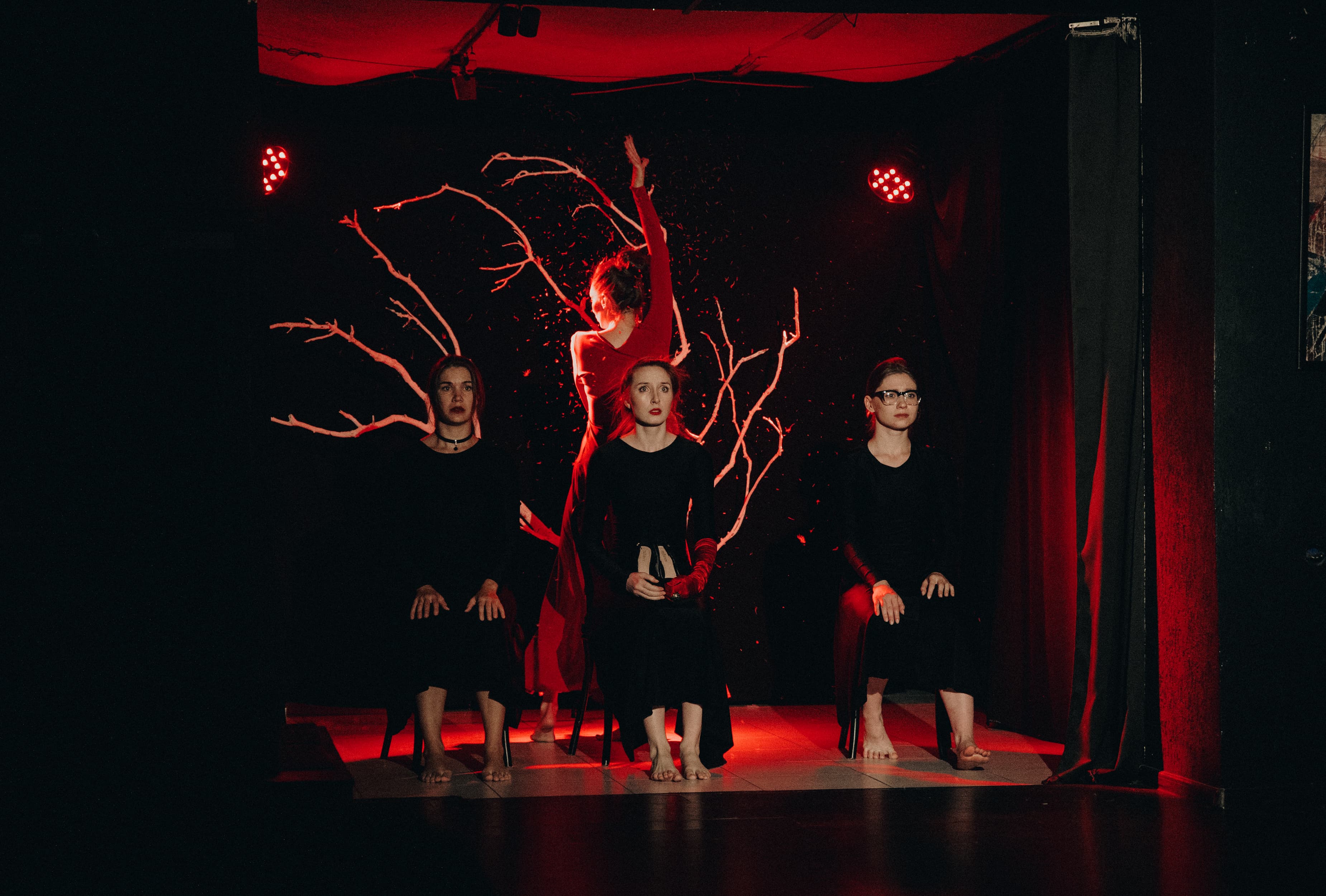 Три высокие женщины (Человек в кубе)