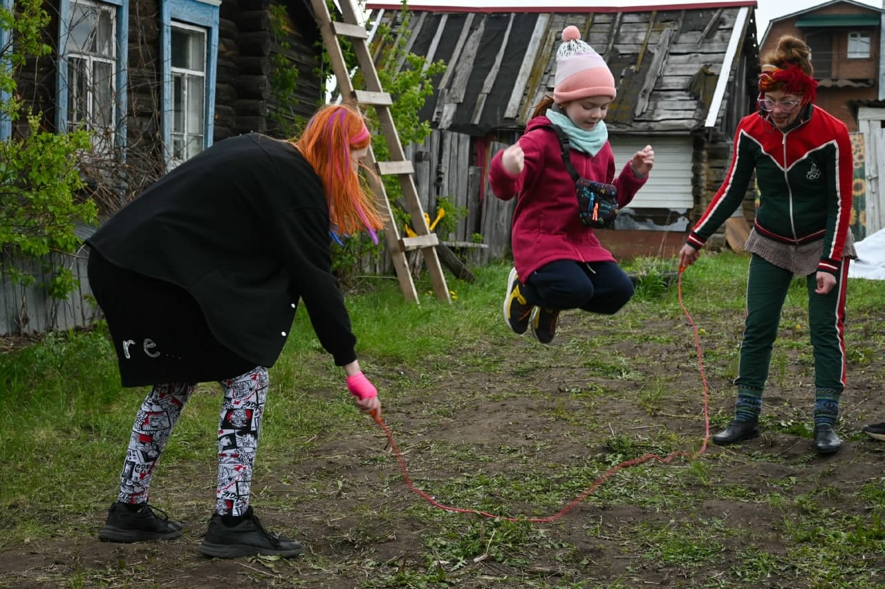На деревню к бабушке. Творчество (Домик на крыше на деревне у бабушки (Старая Бинарадка))