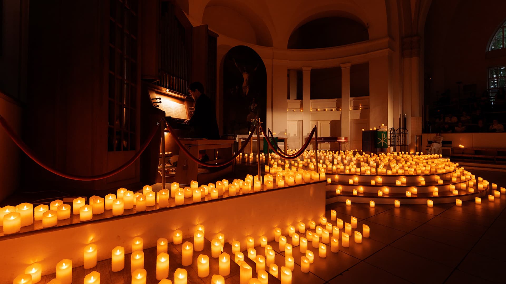 Орган и дудук при свечах (Петрикирхе)