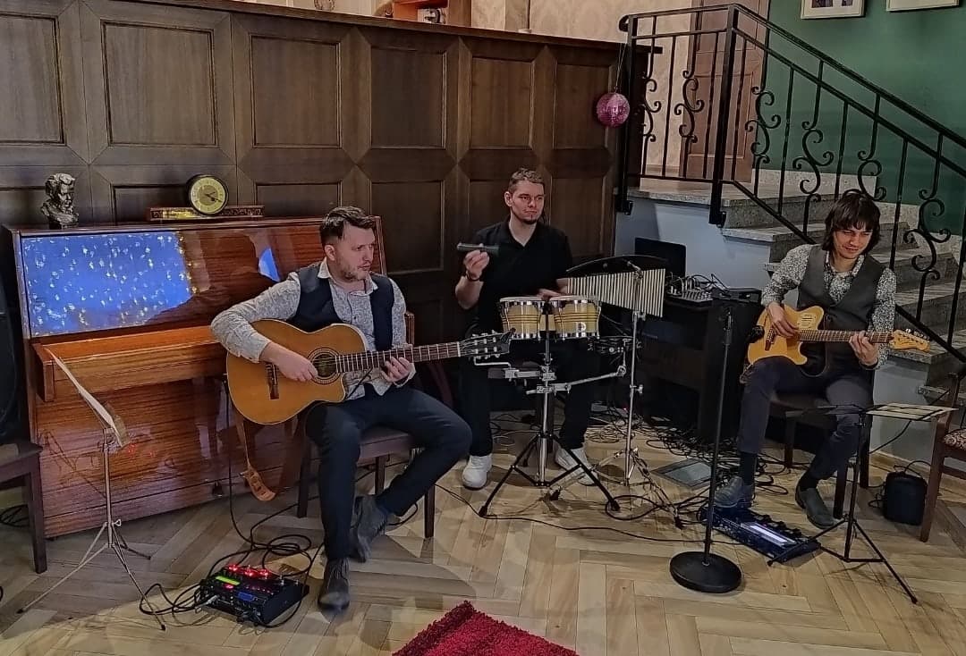 Влюблённые в гитары / Las Guitarras Enamoradas (Kitchen Lab)