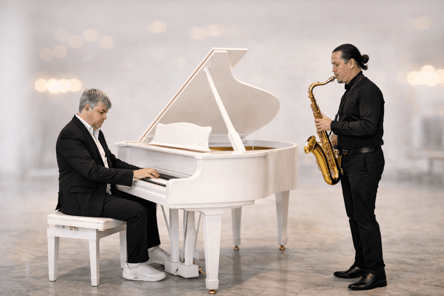 Рояль и саксофон: там, где кончаются слова и начинается музыка (Aura Kitchen & Bar)