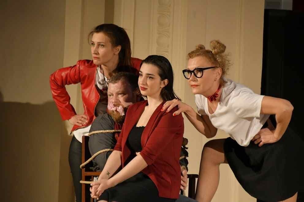 Осторожно — женщины! (Городской театр)