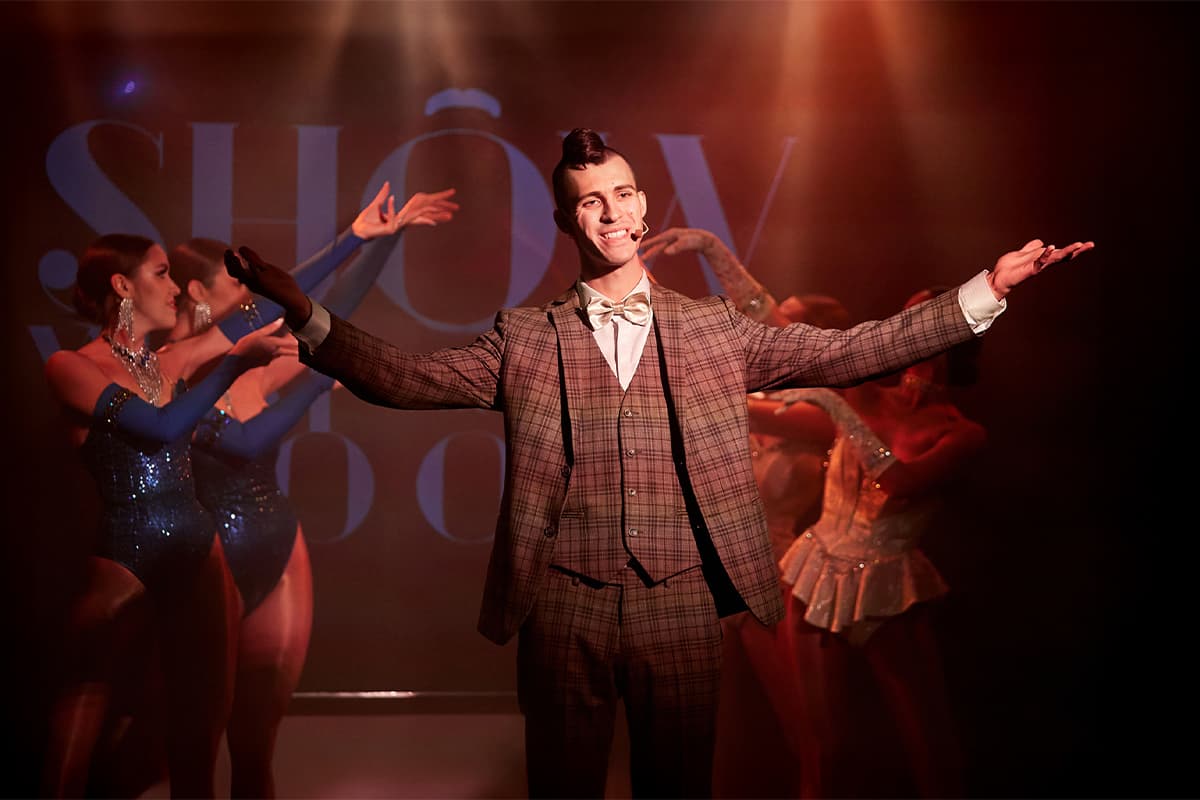 Эмигранты (Show Must Go On)