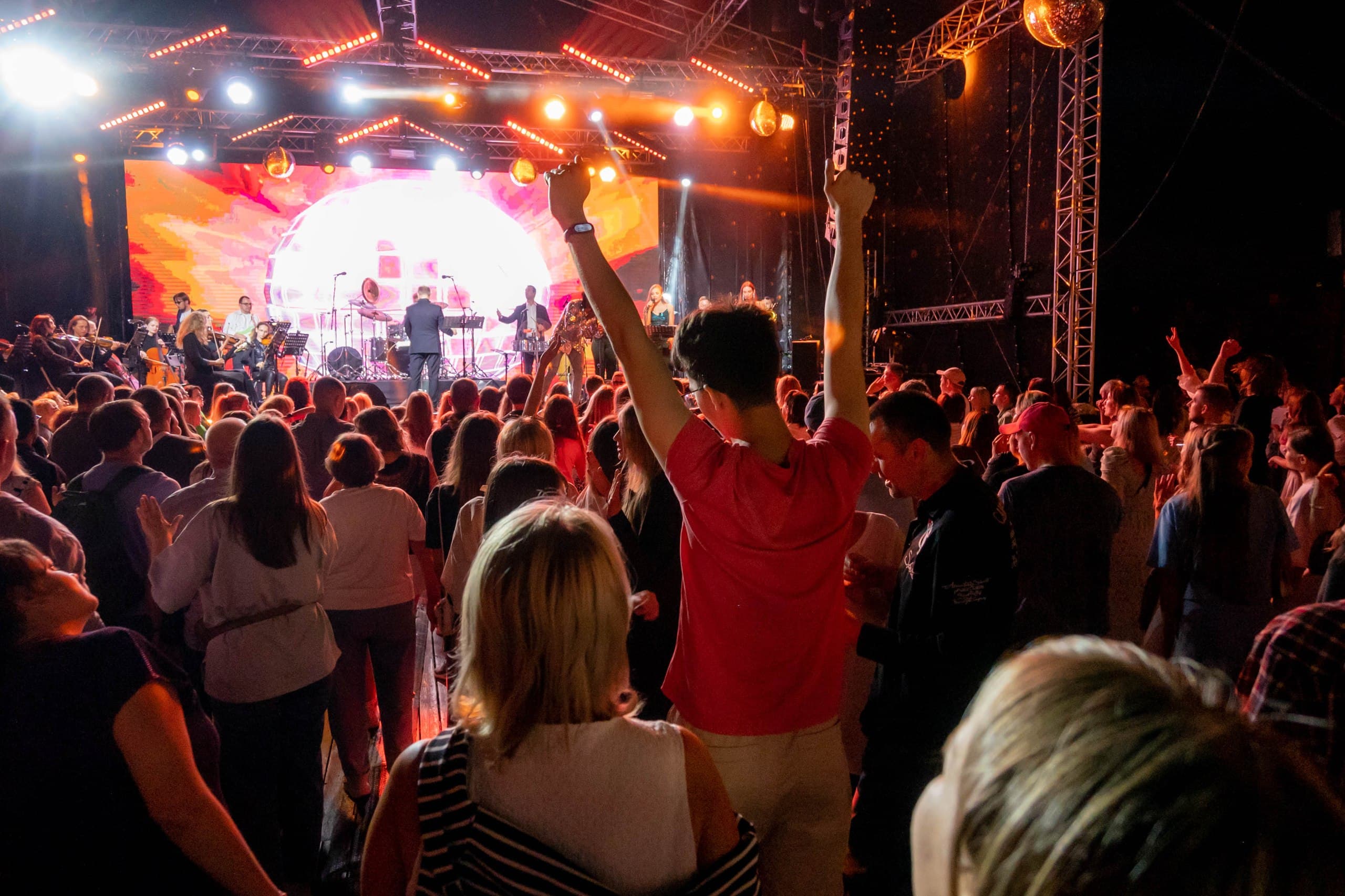 Мировые хиты на крыше с симфоническим оркестром (Roof Place)