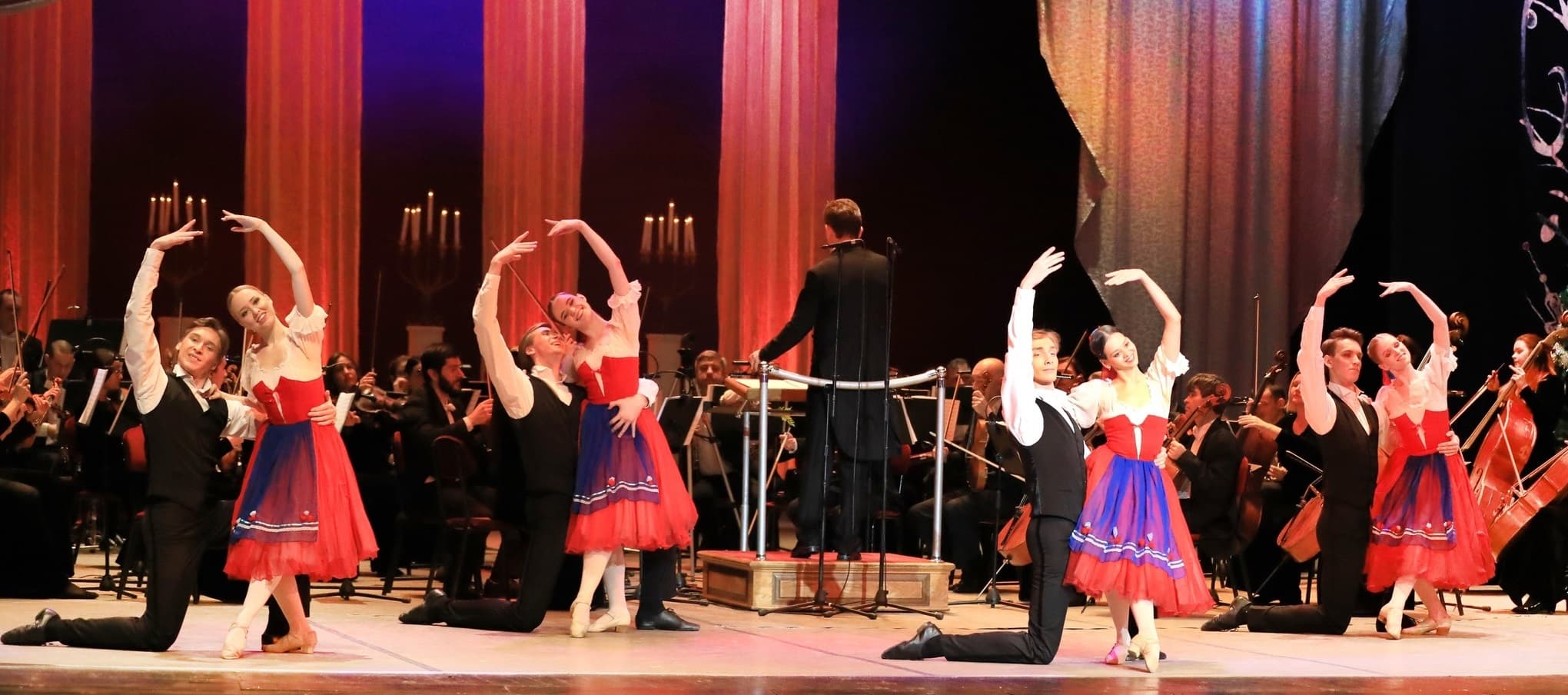 Мир рукоплещет Музыкальному (Музыкальный театр)