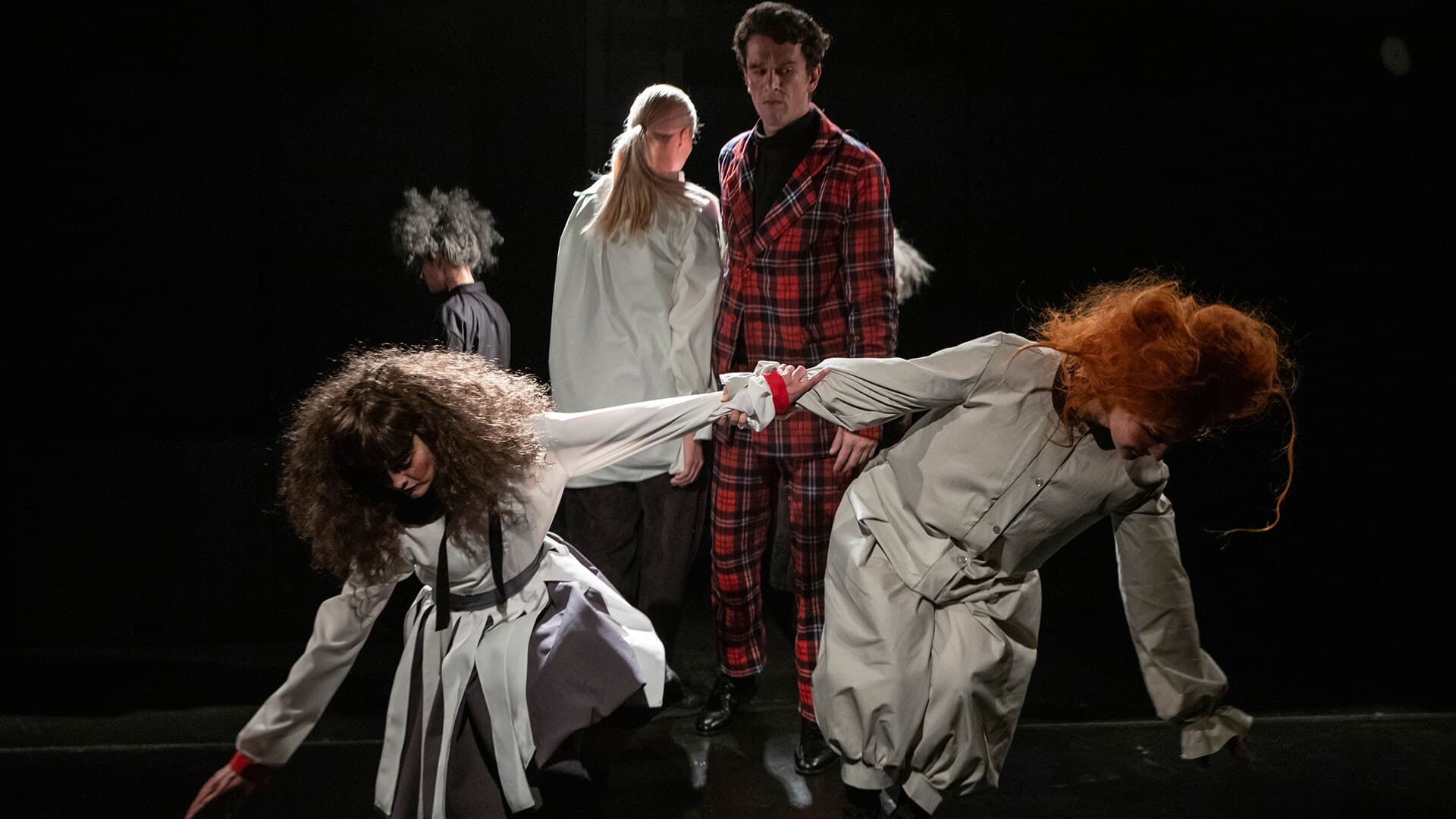 За белым кроликом (Новый театр)