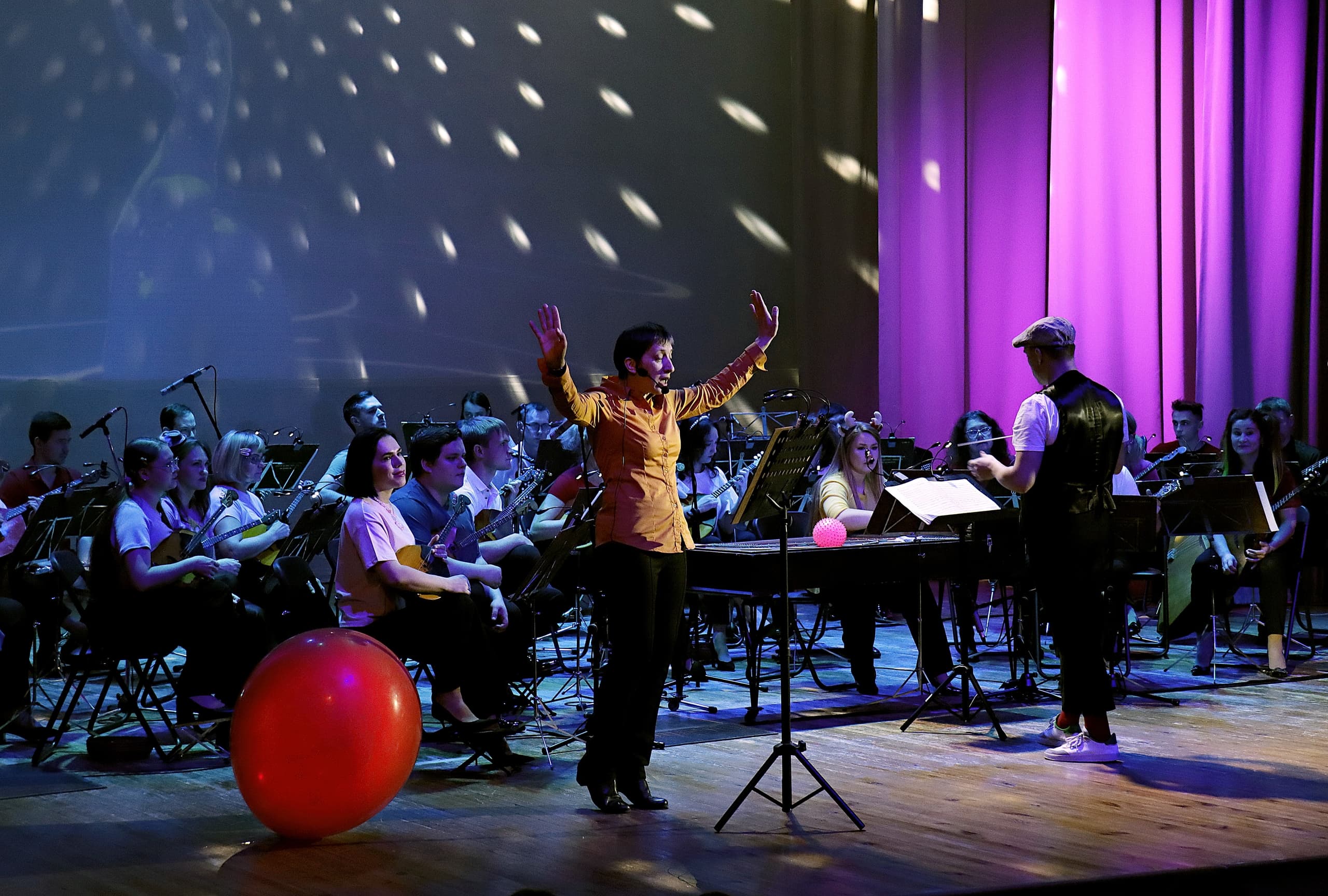 Девочка на шаре (Дворец «Губернаторский»)