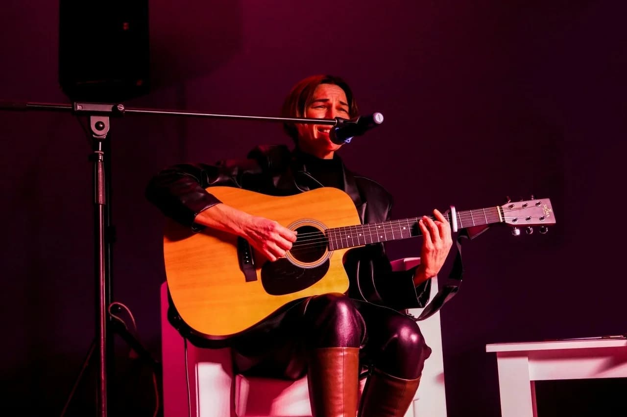 Анна Саламандра. Отодвинуть темноту (Май театр)