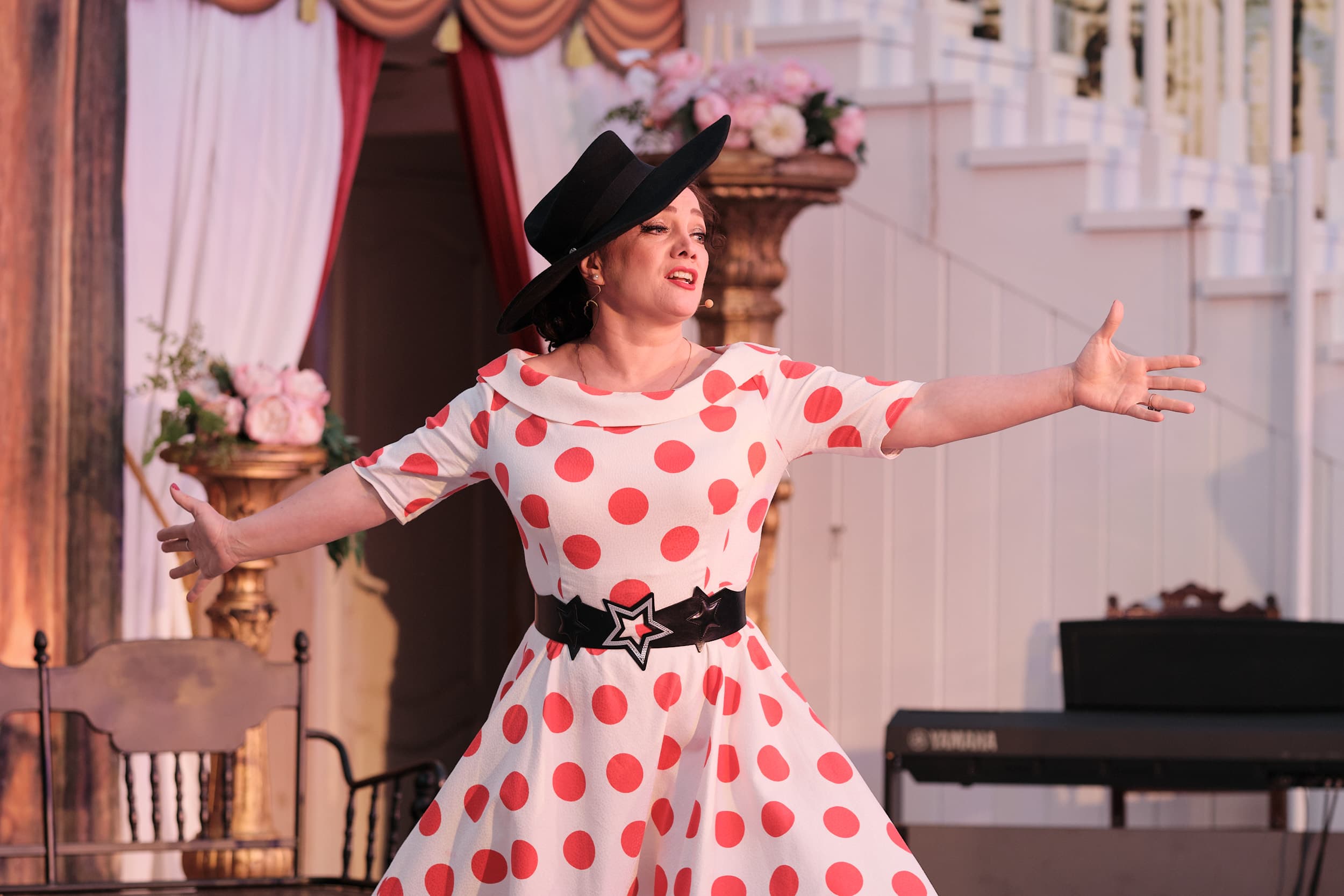 Родные песни поём все вместе (Театр «Пастила» в Музейном саду)