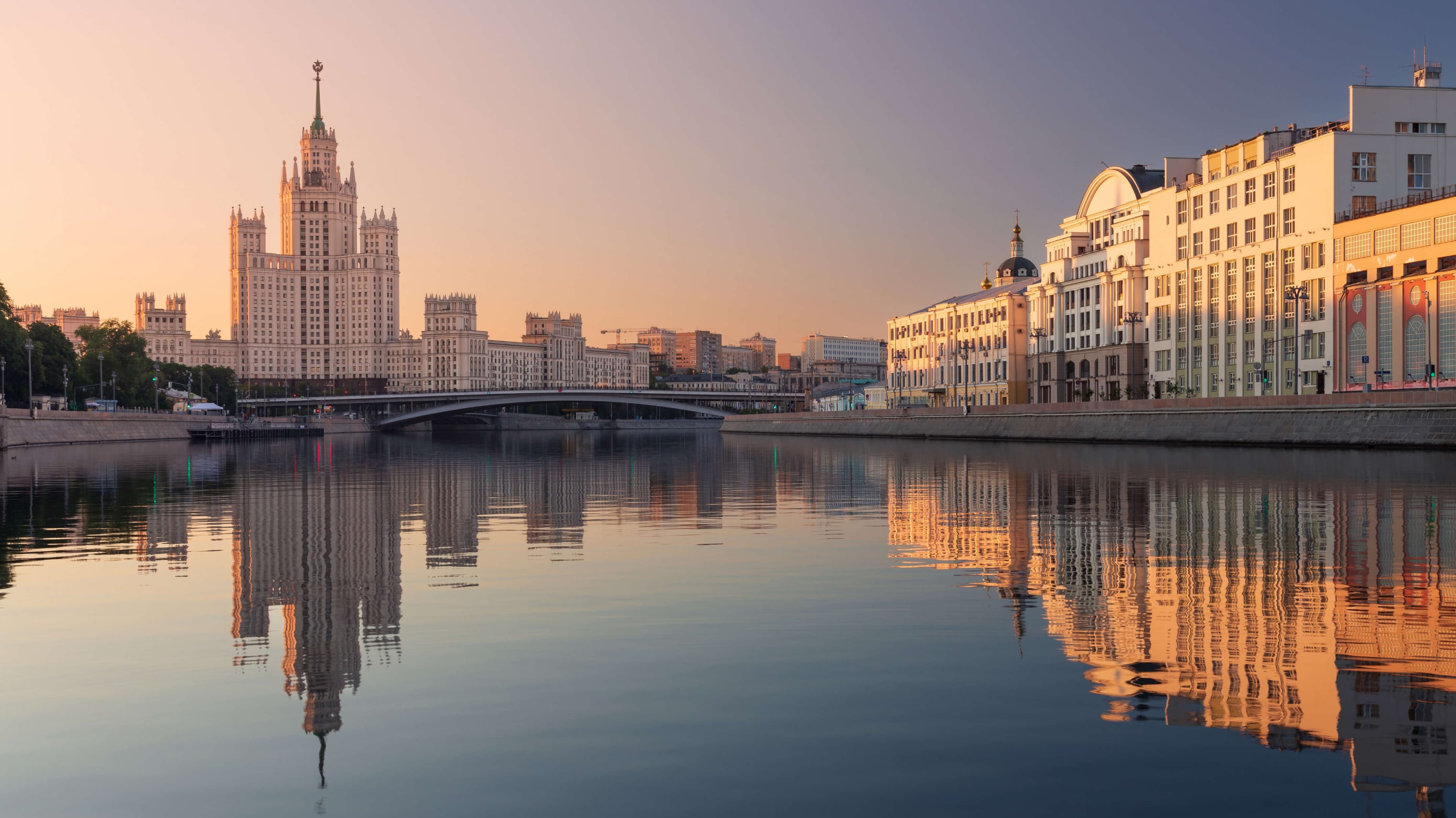 Праздничный круиз на теплоходе «Жемчужина» с живой музыкой и фейерверком (Причал «Красный Октябрь» (ex. «Большой Каменный мост»))