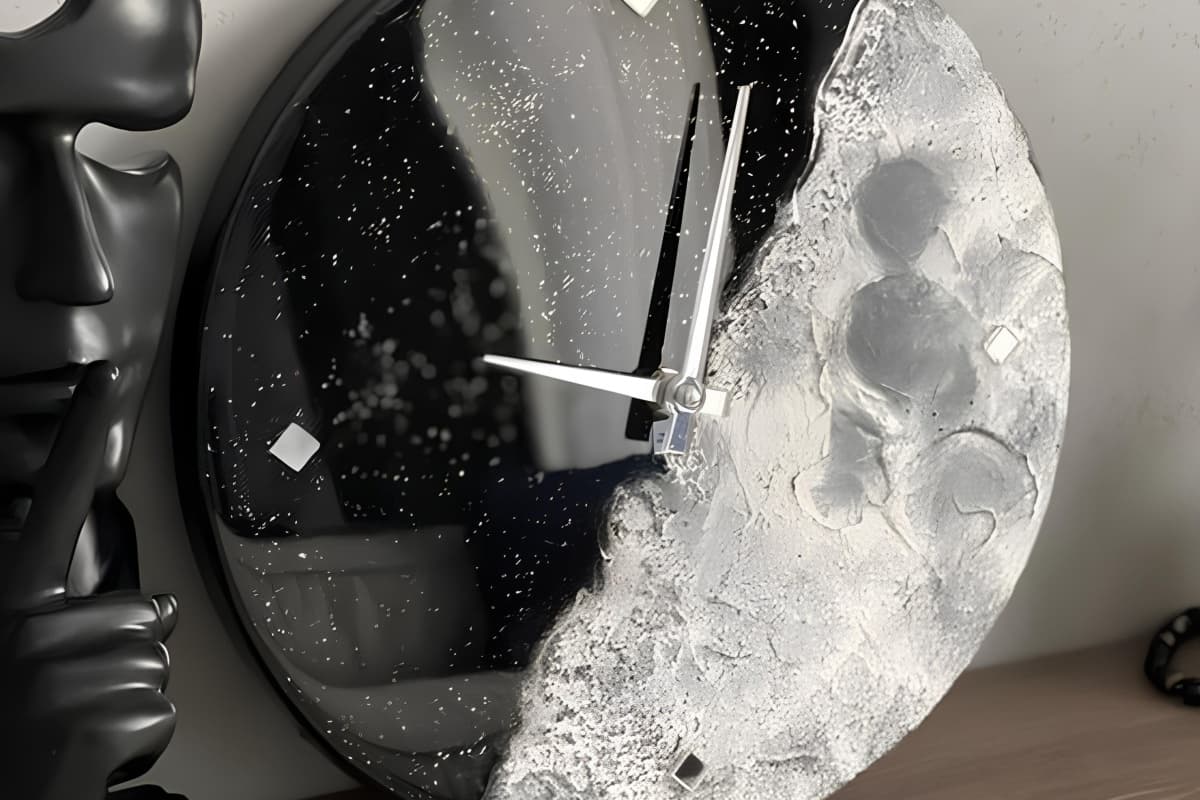 Часы. Луна (Культурный центр «Урал»)