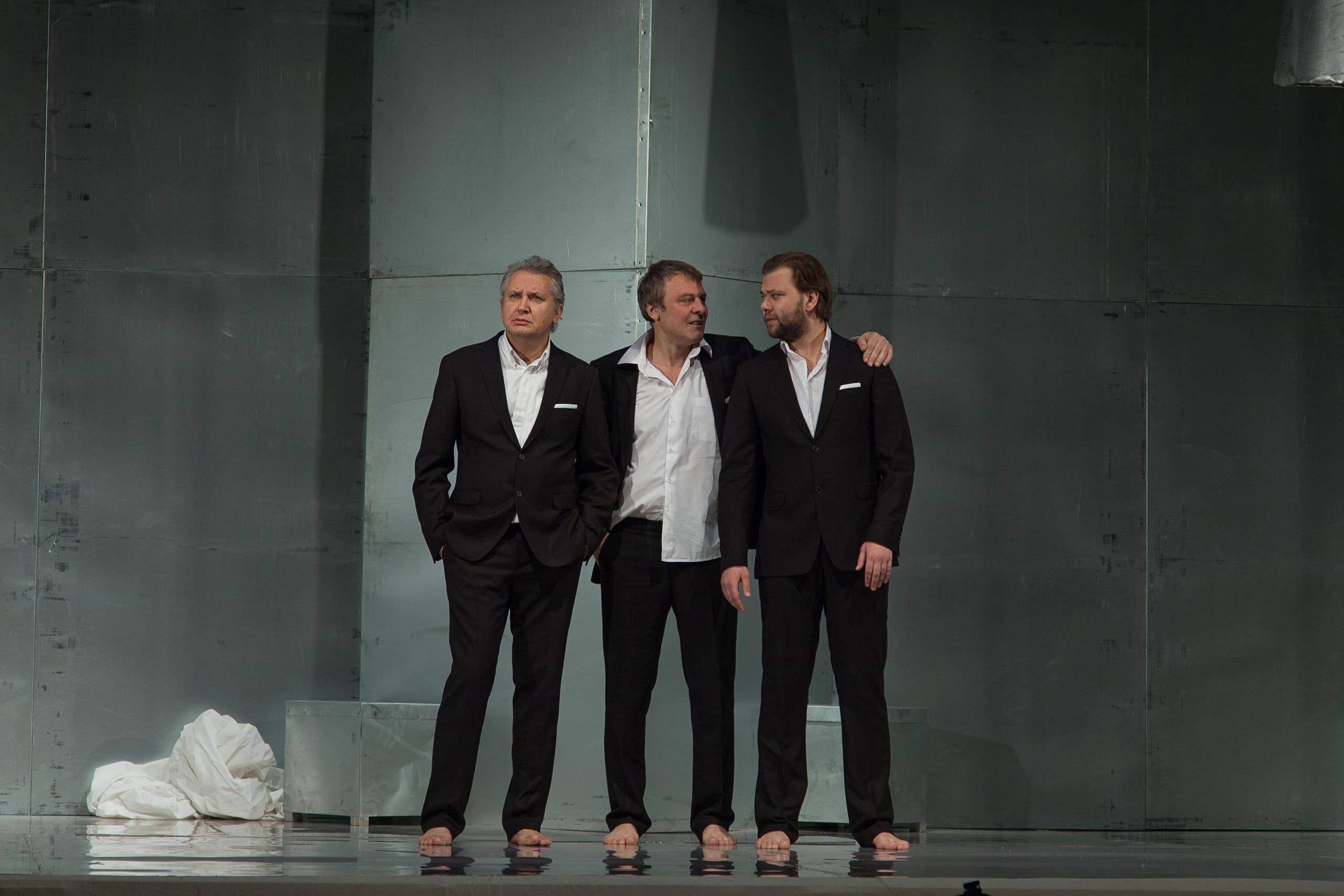 Четверо в комнате, не считая охранника (Драматический театр им. Пушкина)