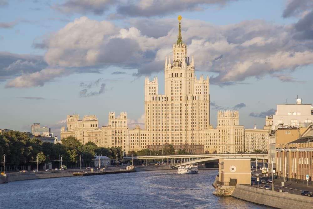 Водная обзорная прогулка от Китай-города (Обзорная речная прогулка с гидом от причала «Китай-город»)