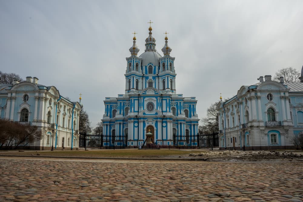Ансамбль Смольного монастыря с посещением сада (Экскурсия с прогулкой "ПО САДУ СМОЛЬНОГО СОБОРА: история и современность".)