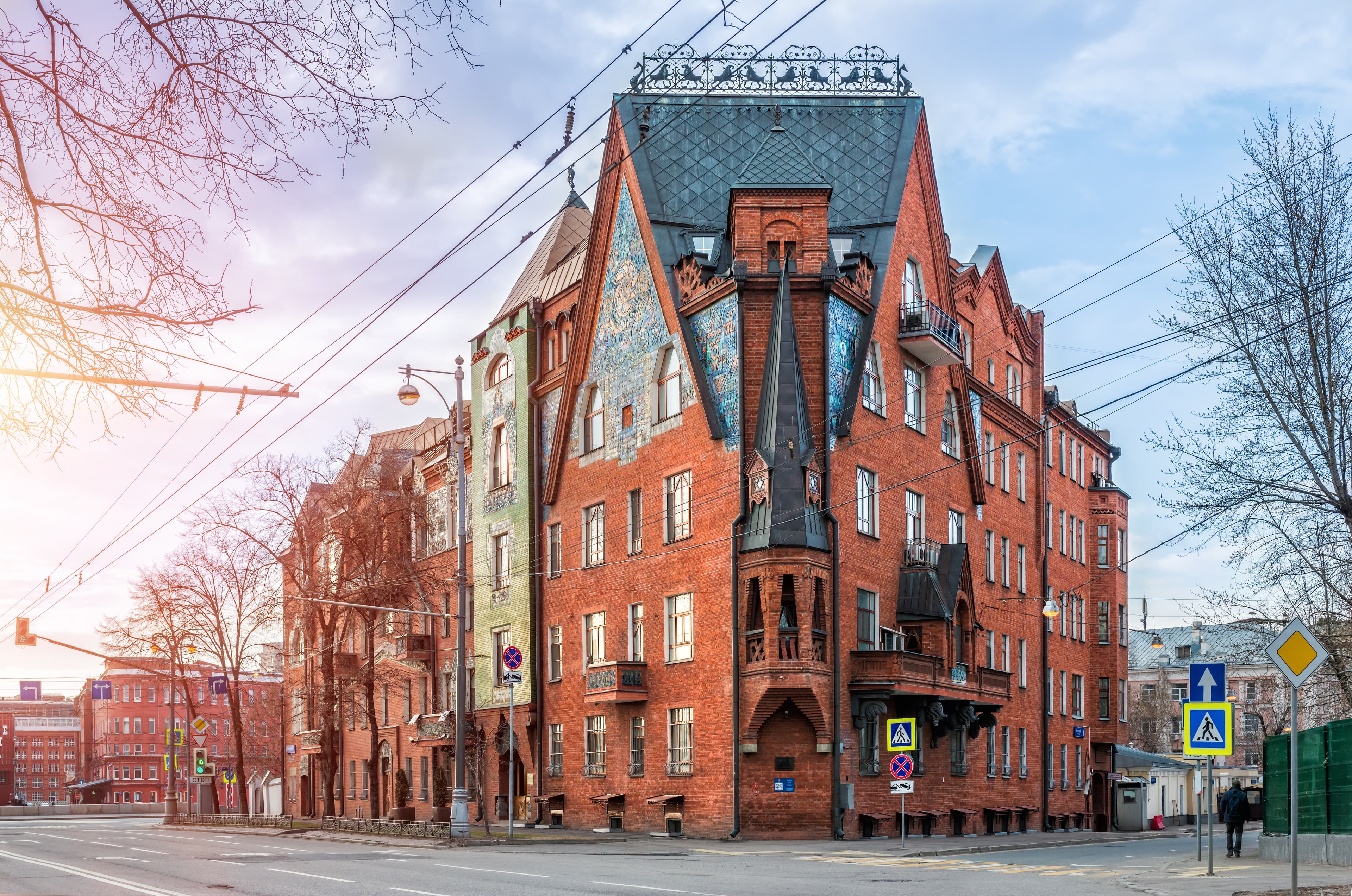 Причудливые и необычные дома, спрятанные в Москве (Автобусная экскурсия по необычным домам Москвы)