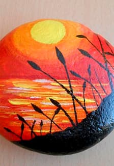 Творческие занятия в Холмогорской библиотеке им. М. В. Ломоносова. Камни-сувениры: роспись природными мотивами