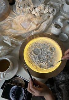 Ночник Луна текстурной пастой: Творческий бранч с круассаном