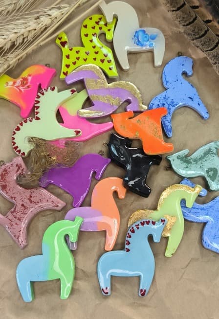 Гипсовые лошадки броши или подвески. Мастер-класс