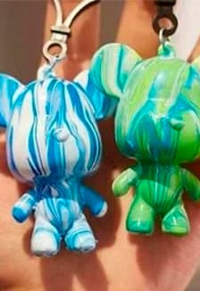 Медведь-брелок Bearbrick в технике флюид-арт. Мастер-класс